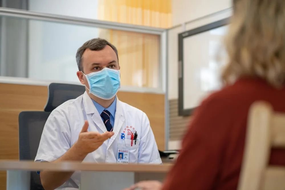 From "Treating Illness" to "Winning Fans": Hainan's Open Medical Services Earn Praise from International Patients